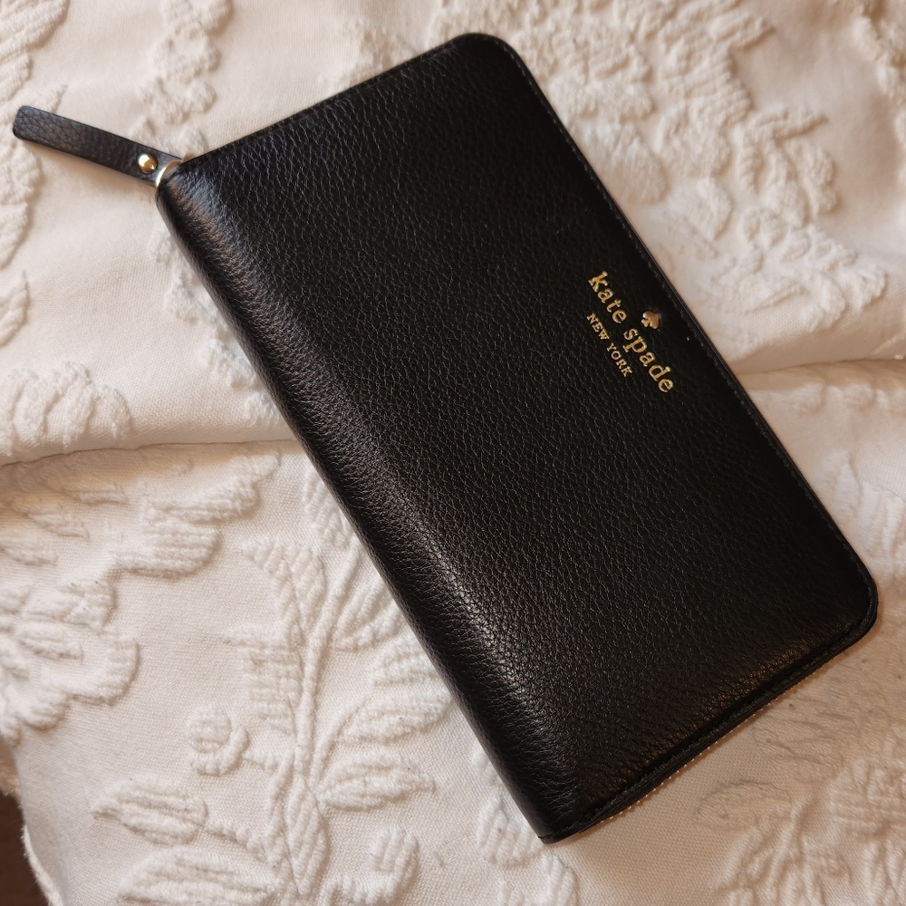 Kate Spade Wallet. Excellent condition.
